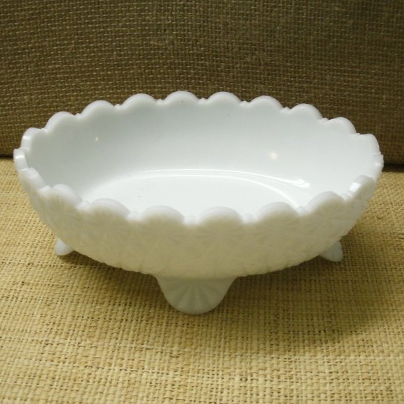 Vintage Fenton Milk Glass Daisy & Button Footed Dish - Picture 2 of 16